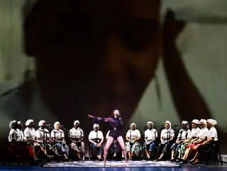 Madonna durante a atual digressão, "Madame X Tour", com as Batukadeiras de Cabo Verde