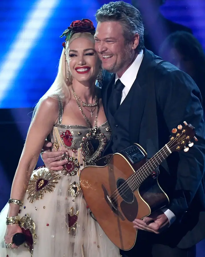 Gwen Stefani e o namorado, Blake Shelton, cantaram em dueto