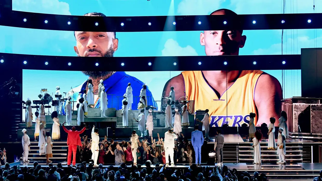 Nipsey Hussle e o basquetebolista Kobe Bryant foram homenageados numa atuação que contou com John Legend e DJ Khaled