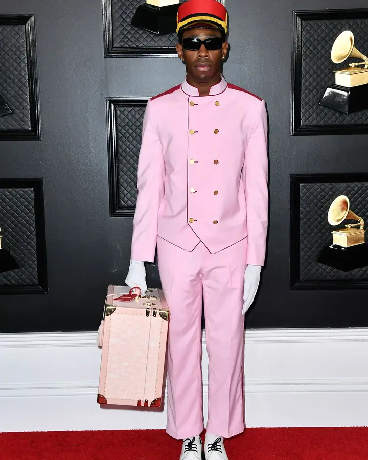 Tyler, The Creator, um dos vencedores da noite, escolheu uma indumentária sui generis para se mostrar aos fotógrafos