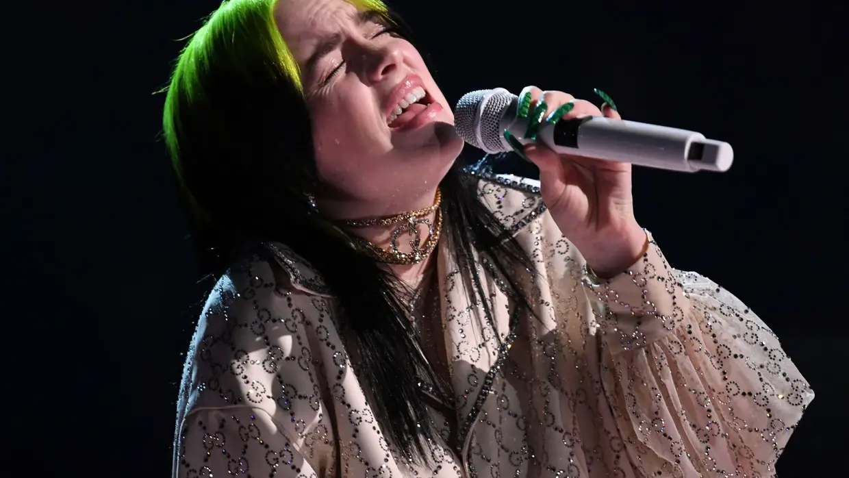 Billie Eilish cantou, na companhia do irmão, o tema 'When the Party's Over'