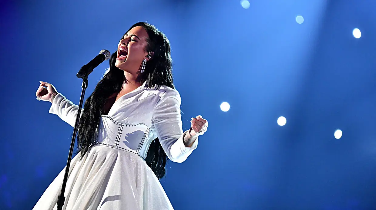 Demi Lovato emocionou-se e emocionou a plateia na sua primeira atuação desde que sofreu uma overdose