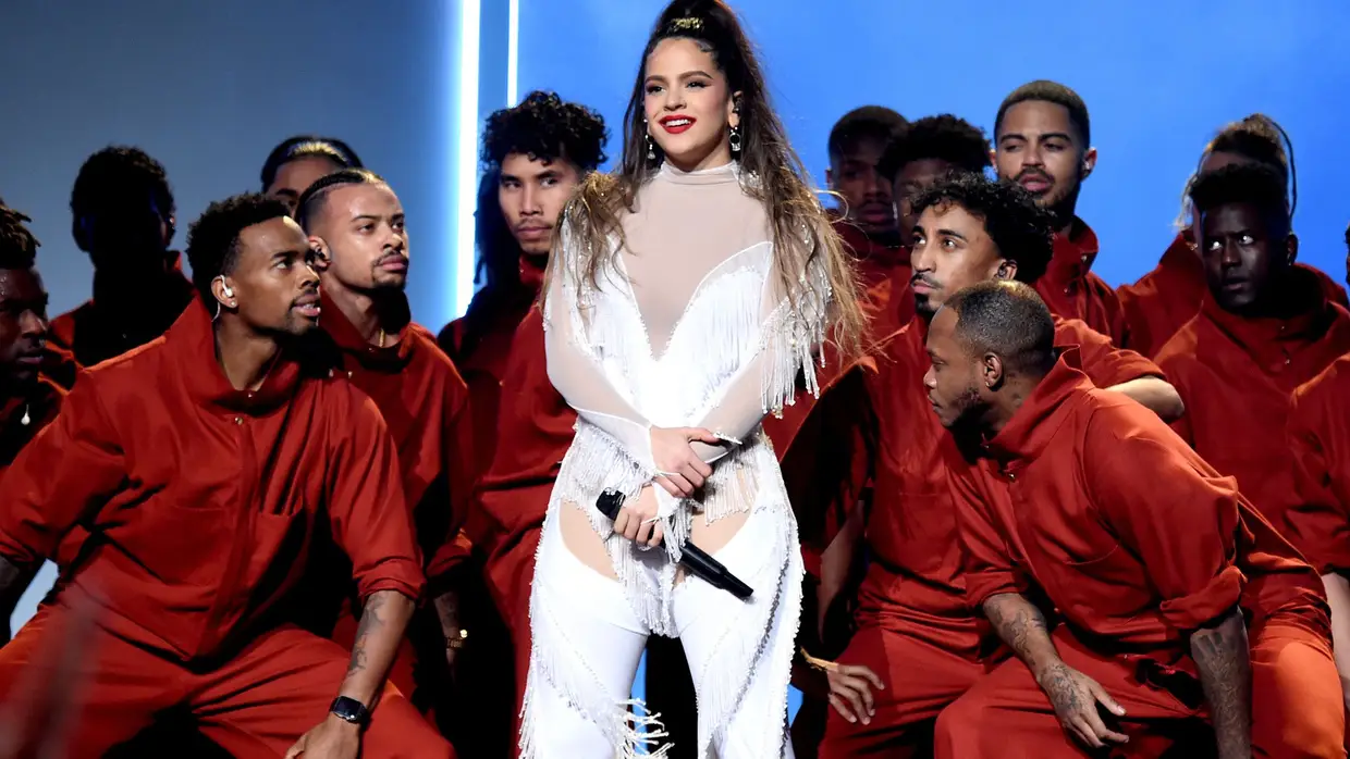 Rosalía apresentou o novo single, 'Juro Que', e o sucesso 'Malamente'
