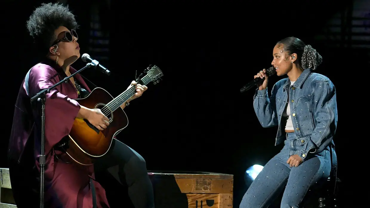 Alicia Keys, a anfitriã da noite, subiu ao palco para atuar com Brittany Howard