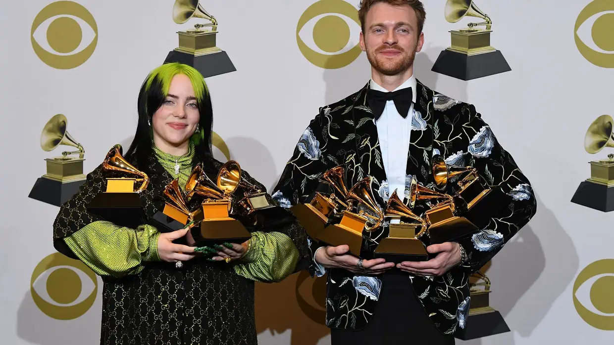 Billie Eilish e o irmão Finneas com os prémios que venceram