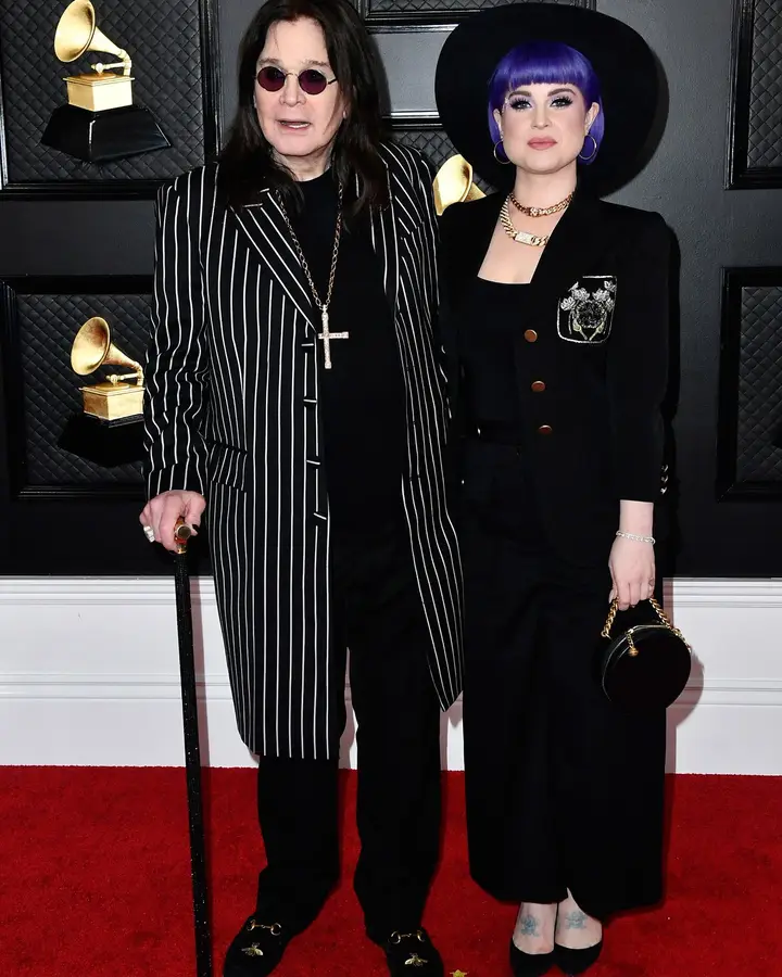 Ozzy Osbourne, de bengala, surgiu acompanhado pela filha, Kelly Orbourne