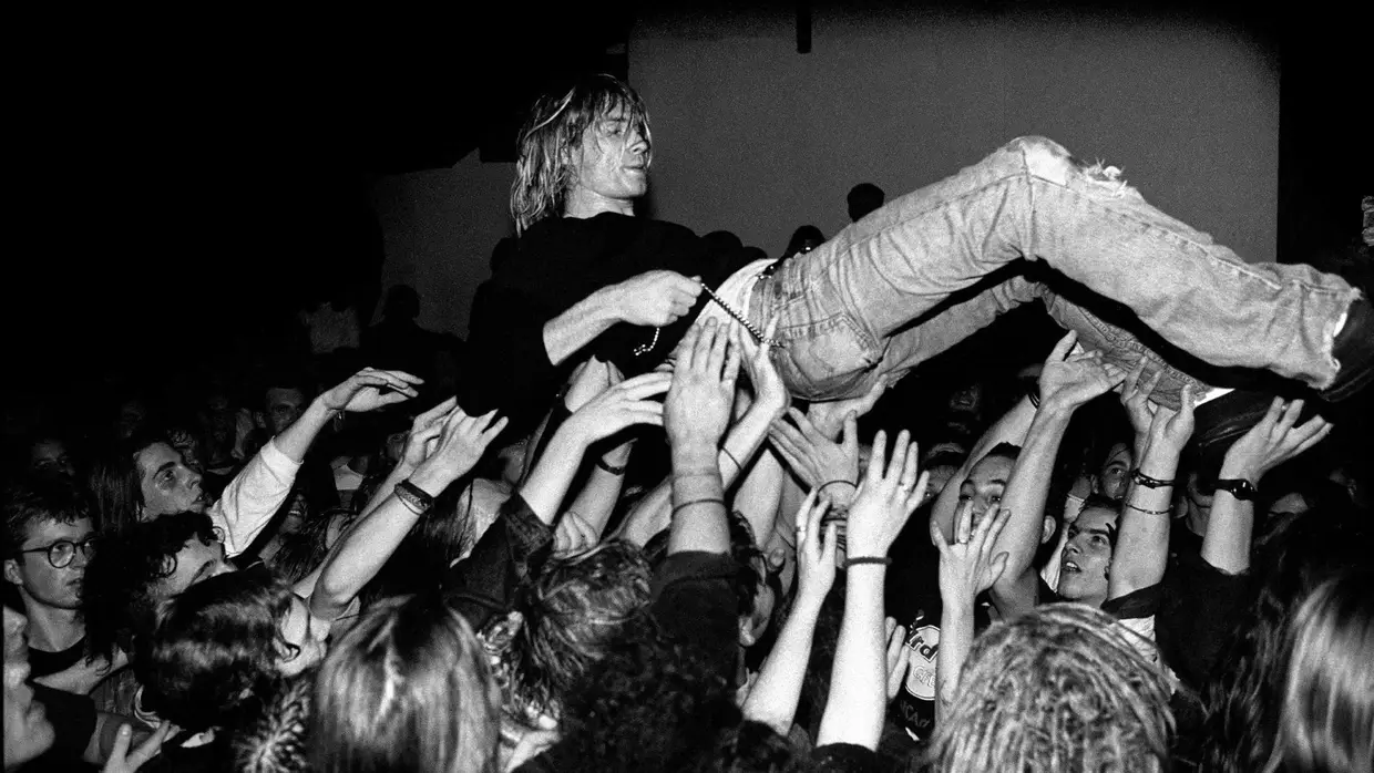 'Crowdsurfing' na Alemanha, em novembro de 1991