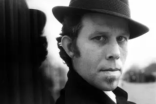 Grandes leituras. Porque amamos Tom Waits: o retrato de um génio em 30 enormes canções