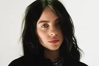 Billie Eilish: “Há seis meses que não abraço os meus melhores amigos e vocês andam aí em festas”