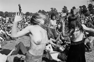 Hippies na segunda edição do então denominado Glastonbury Fair, em Inglaterra, no ano de 1971