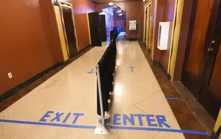 Indicações de circulação no interior da sala