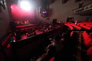 A lotação esteve limitada a cerca de um quinto da sala