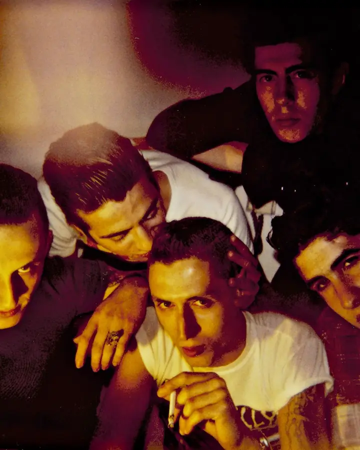 Tédio Boys na primeira metade dos anos 90: Toni Fortuna, Victor Torpedo, André Ribeiro (em cima), Paulo Furtado e Kaló (em baixo)