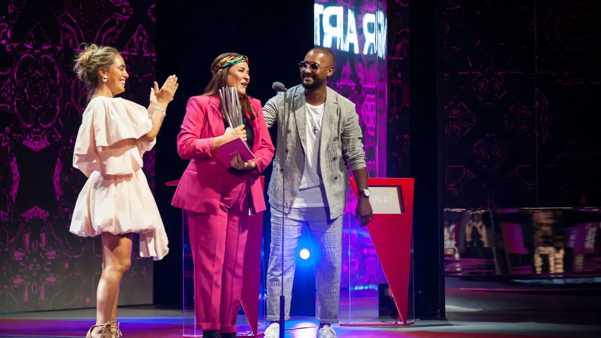 Gisela João e Héber Marques entregaram o prémio de Melhor Artista Feminina a Lena d'Água