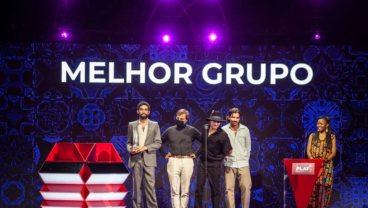 Os Capitão Fausto a agradecer o prémio de Melhor Grupo