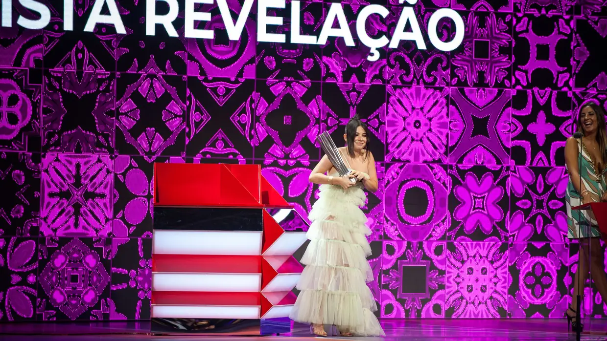 Bárbara Tinoco em palco a receber o prémio de Artista Revelação