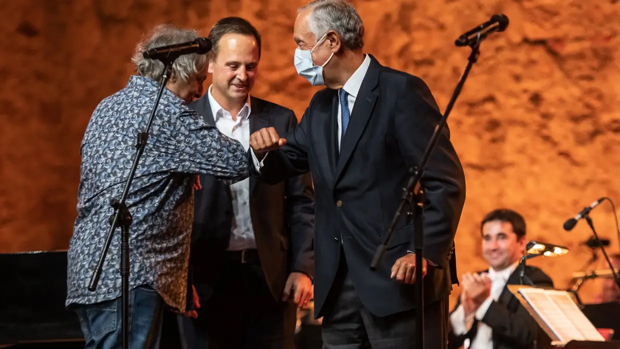 Jorge Palma condecorado por Fernando Medina no Castelo de São Jorge, Lisboa