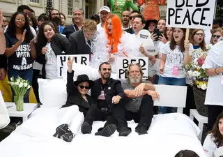 Yoko Ono (esq.) com Ringo Starr (centro) e o ator Jeff Bridges numa reinterpretação dos Bed-In dos anos 70, em 2018