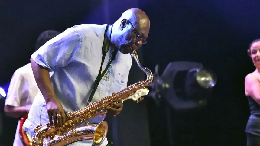 Manu Dibango (86 anos) a 24 de março