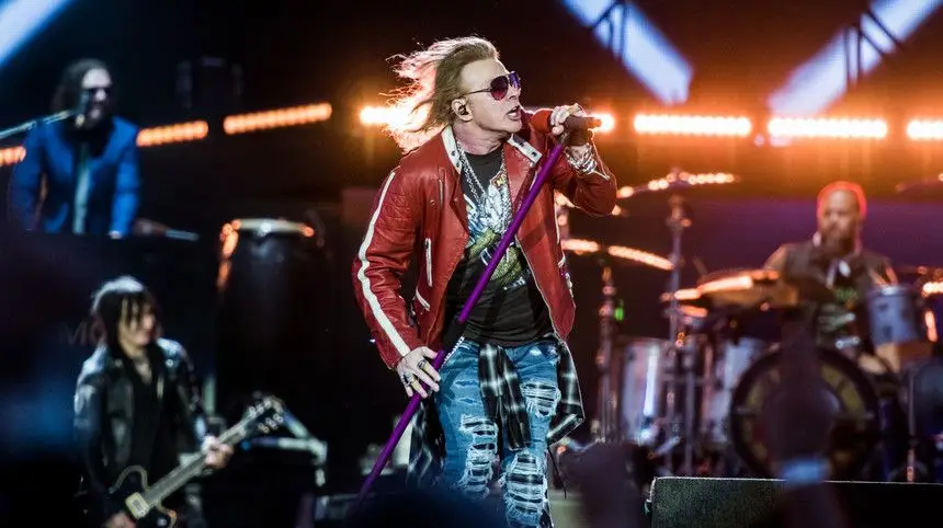 O concerto dos Guns N’ Roses no Passeio Marítimo de Algés a 20 de maio foi adiado para 2 de junho de 2021.