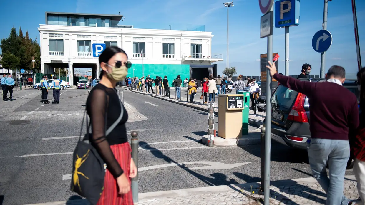 Manifestação "Junta-te à fila para o que o circuito não morra" - Lux-Frágil (Lisboa), 17.10.20