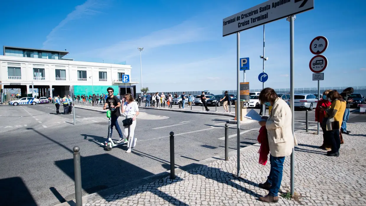 Manifestação "Junta-te à fila para o que o circuito não morra" - Lux-Frágil (Lisboa), 17.10.20