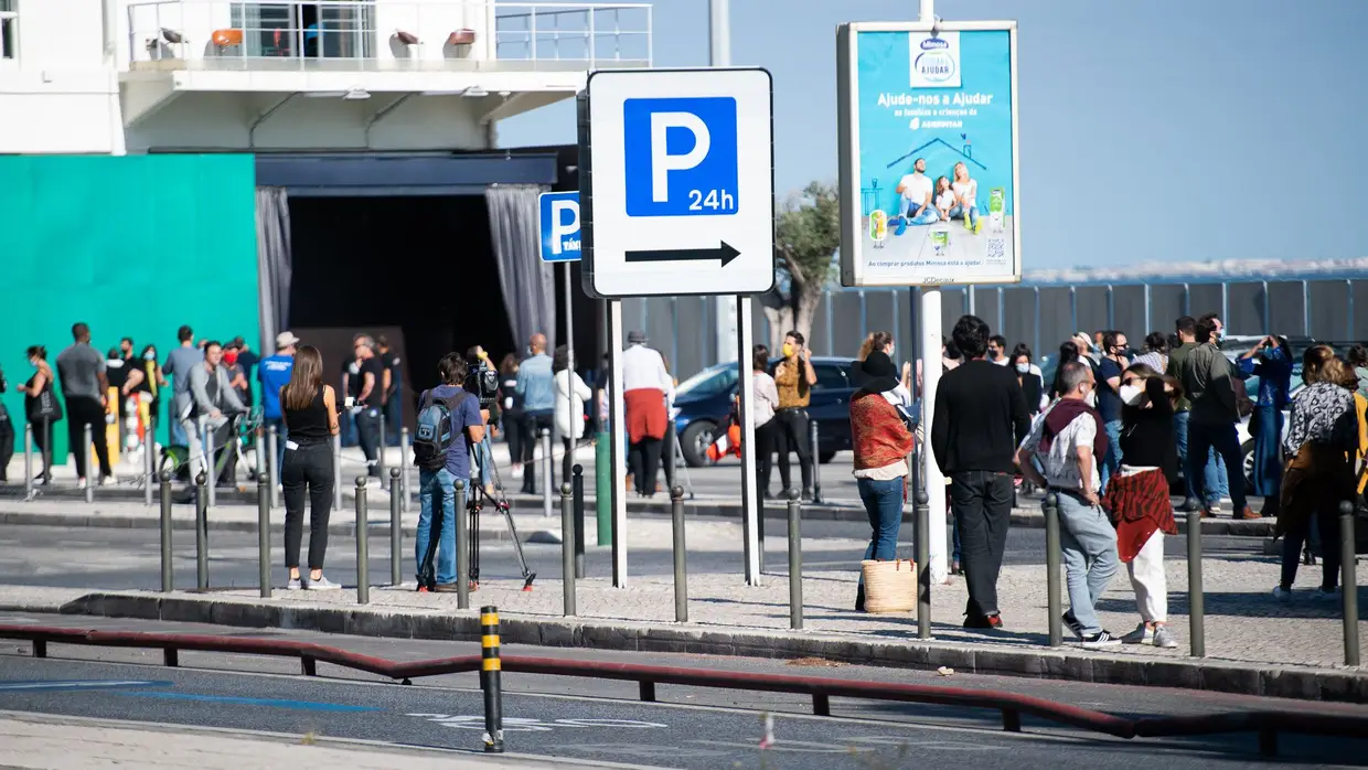 Manifestação "Junta-te à fila para o que o circuito não morra" - Lux-Frágil (Lisboa), 17.10.20