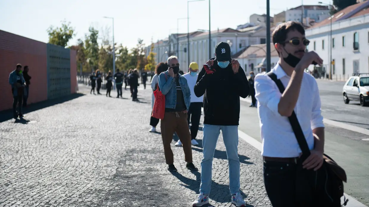 Manifestação "Junta-te à fila para o que o circuito não morra" - Lux-Frágil (Lisboa), 17.10.20