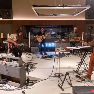 André Henriques (Linda Martini) e Adolfo Luxúria Canibal em gravações nos estúdios Arda Recorders, no Porto