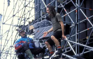 Eddie Vedder, dos Pearl Jam, ao vivo no festival PinkPop, na Holanda, 1992