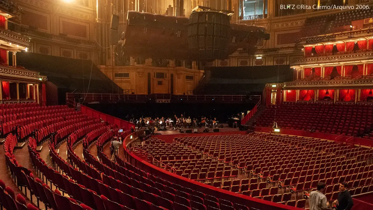 Ensaio de som para o concerto de Mariza no Royal Albert Hall, 2006