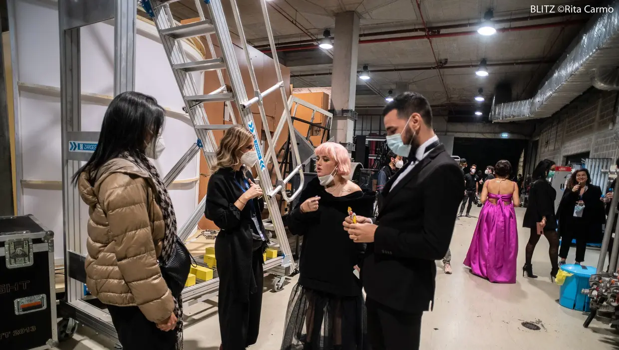 Bastidores do Festival da Canção 2021 - intervalo da segunda semi-final - Carolina Deslandes, Diogo Clemente e o coro do Festival da Canção