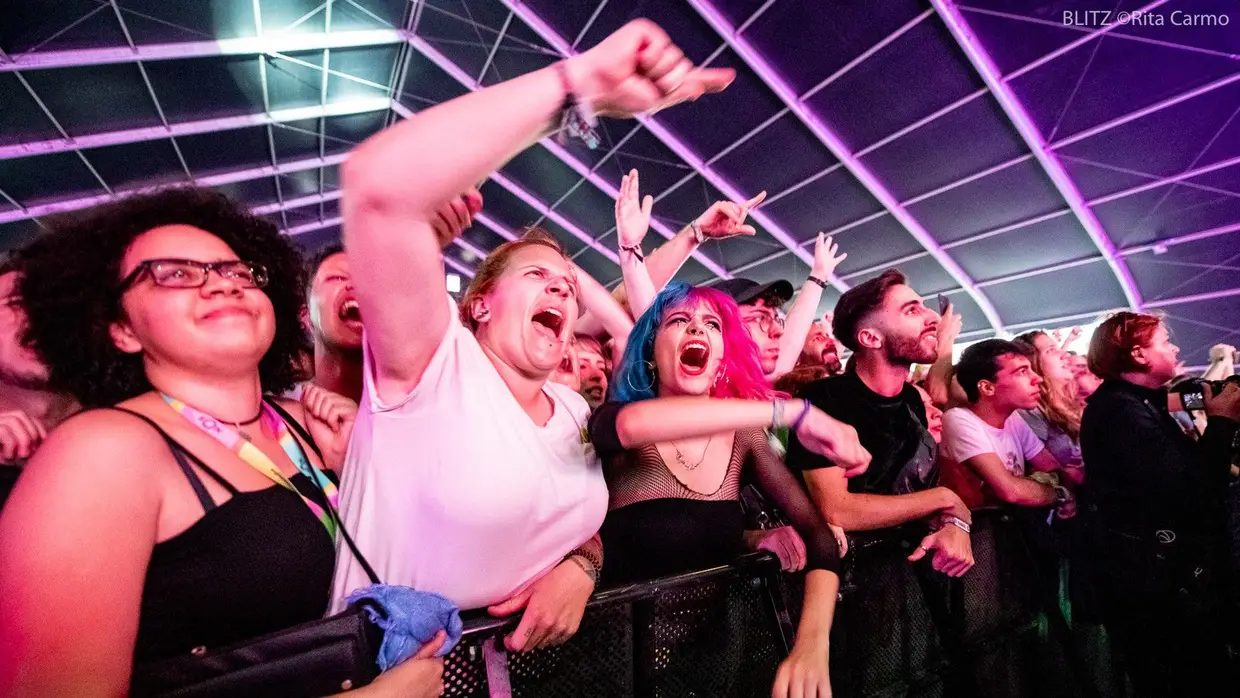 O público dos IDLES no NOS Alive 2019
