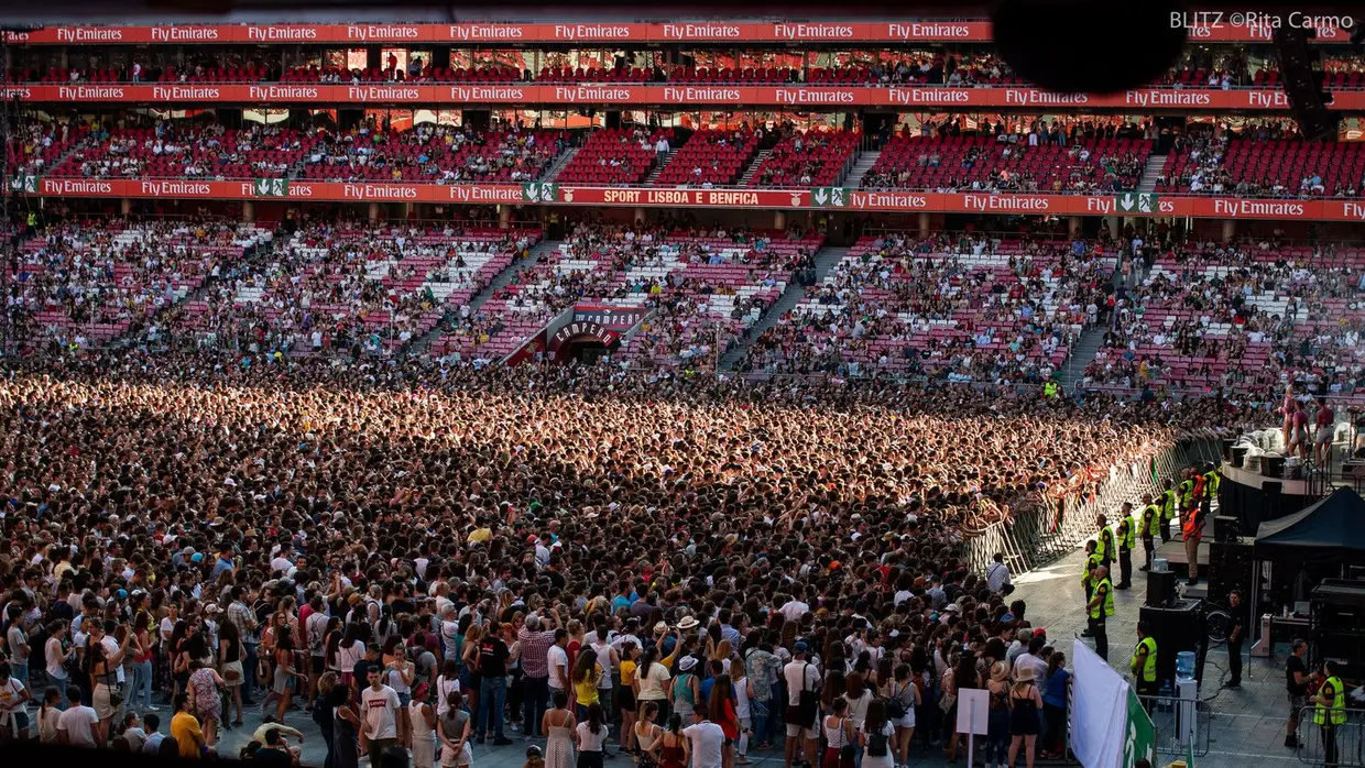 Longa se tornava a espera para o concerto de Ed Sheeran no Estádio da Luz, em Lisboa (2019)