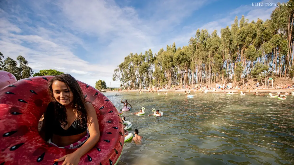 No imenso recinto do MEO Sudoeste, o canal de rega faz a vez de piscina