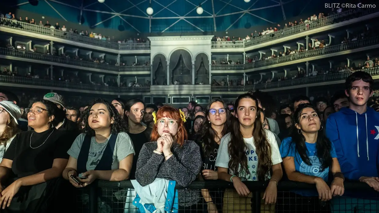 Fas aguardando com serenidade os Vampire Weekend, no Coliseu de Lisboa (2019)