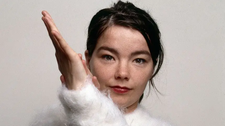 Björk chegou a ter concerto marcado no Vodafone Paredes de Coura, em 2018, mas acabou por cancelá-lo. Agora que anunciou um novo álbum, dedicado aos que têm feito das suas salas pistas de dança, poderá voltar a Portugal, onde não atua desde 2008?