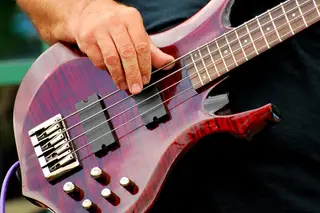 Os 30 melhores baixistas de todos os tempos escolhidos por músicos. Uma lista fabulosa