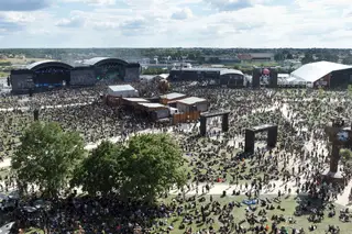 O incrível cartaz do festival francês Hellfest. 350 bandas em 6 palcos