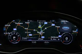 O sistema de navegação tem por base os mapas da Google