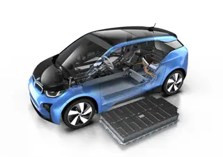 A nova bateria do i3 tem 33 kWh de capacidade o que permite, segundo a marca, uma autonomia real de 200 km (300 Km segundo a norma NEDC)