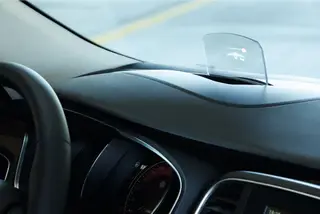 O Head Up Display apresenta a informação mais importante para o condutor, como a velocidade e a distância de segurança para o veículo da frente. É a cores e tem brilho q.b. para ser visível mesmo em dias de sol intenso