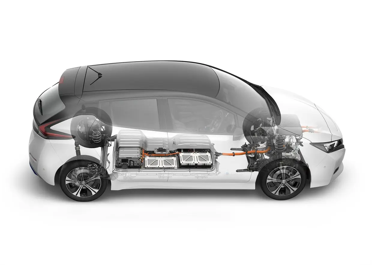 A bateria do novo LEAF permite uma autonomia máxima de 378 km segundo a norma NEDC. A geração anterior, com bateria de 30 kWh, ficava-se pelos 250 Km. A Nissan irá introduzir uma versão com maior capacidade, denominada e+, durante o próximo ano