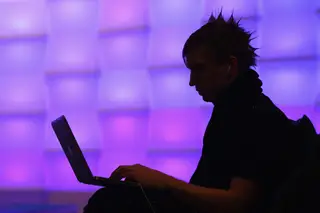 Facebook e Twitter eliminam mais de 700 contas controladas pelo Irão