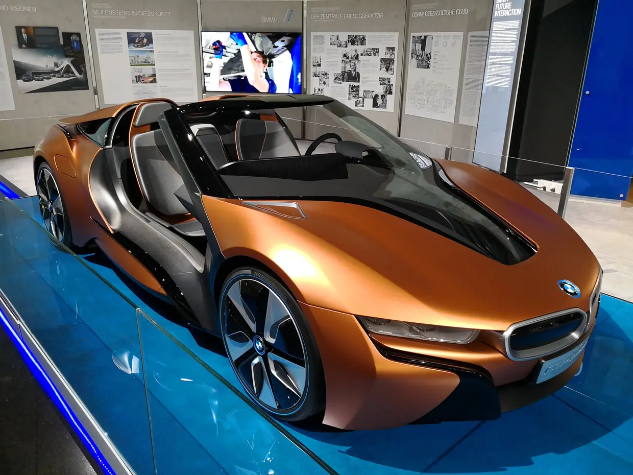 O protótipo que deu origem ao BMW i8 Roadster. Este já tem condução autónoma e vário serviços conectados a bordo