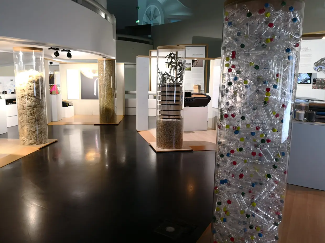 Todos estes materiais são reciclados e usados no interior do i3: garrafas de plástico nos painéis interiores, fibras orgânicas nos bancos e eucalipto no tablier