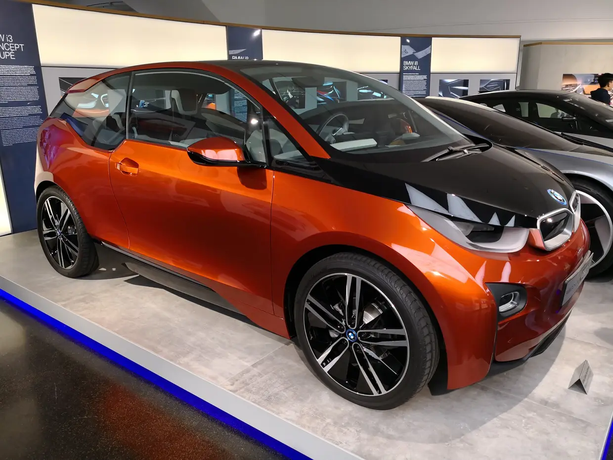 Neste protótipo podemos ver que o i3 começou por ser um coupé (três portas) puro. O i3 comercial acabou por ser um pouco mais pequeno e ganhou portas para acesso aos bancos traseiros