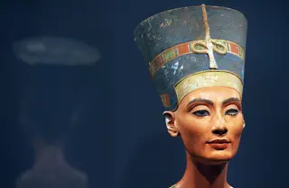 O busto de Nefertiti é um dos achados arqueológicos mais conhecidos da atualidade. Envolto em alguma controvérsia, o objeto está no centro de uma disputa entre o Egito e a Alemanha - está atualmente em exposição no Museu Egípcio de Berlim