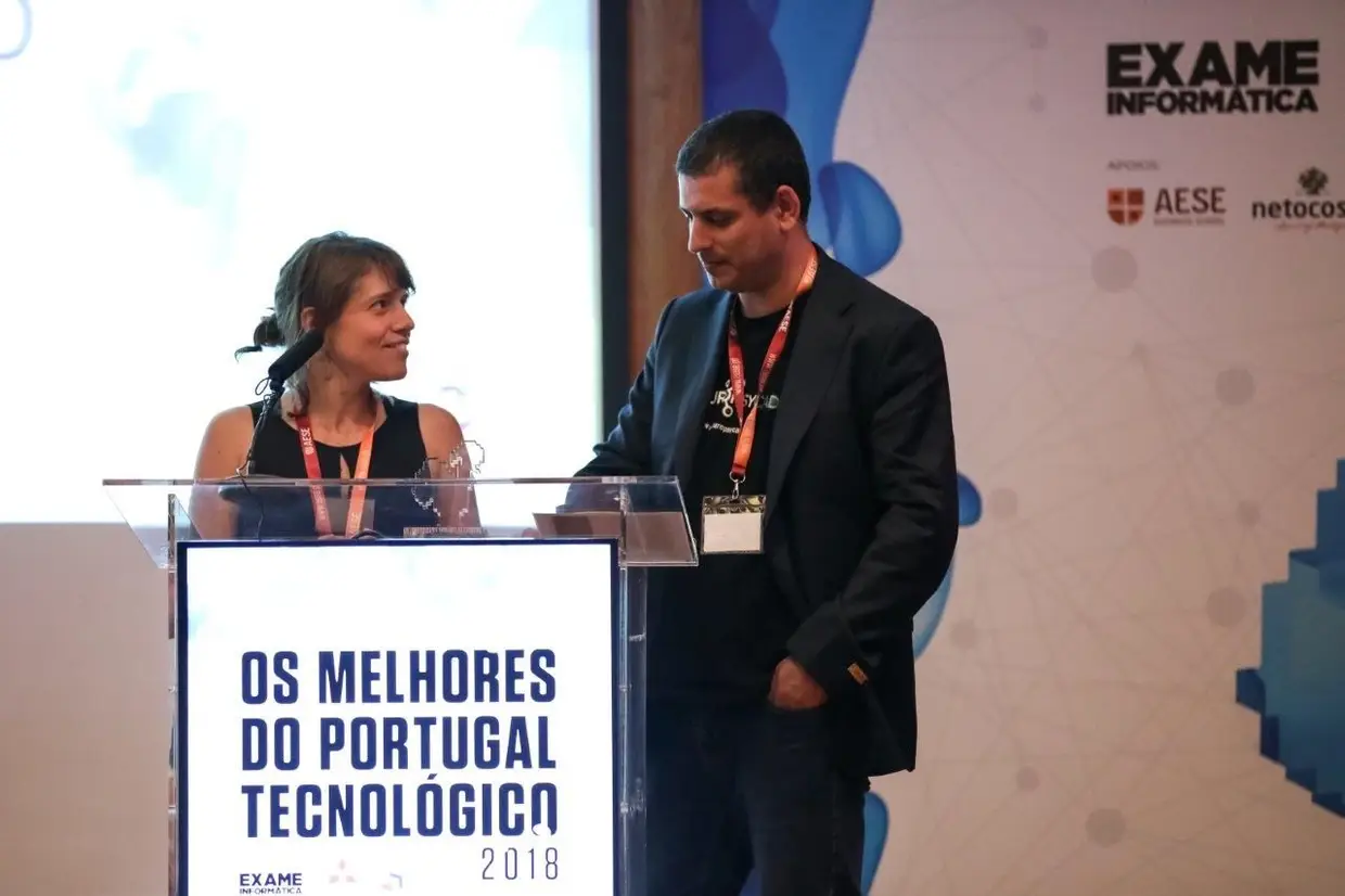 SOFTWARE, Vencedor: Diana Prata e Hugo Ferreira, Fundadores da NeuroPsycad. Um software não chega para fazer um médico – mas pode ajudar no diagnóstico. E é nesta lógica que a NeuroPsycad pretende chegar onde os olhos humanos nem sempre conseguem: o desenvolvimento de uma ferramenta de apoio ao diagnóstico que identifica, a partir de diferentes exames clínicos, padrões que costumam estar associados a doenças neurológicas e psiquiátricas