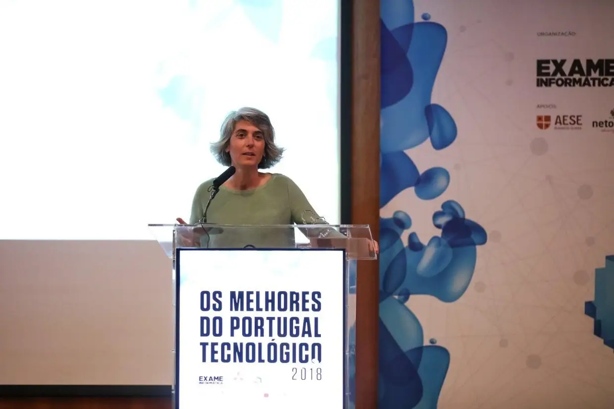 INTERNET, Vencedor: Graça Fonseca, Secretária de Estado Adjunta e da Modernização Administrativa. A Agência para a Modernização da Administração Pública tornou o smartphone a peça central da nova versão da Chave Móvel. Agora com o sufixo “Digital” que significa a desmaterialização do leitor de cartões que servia para a autenticação feita com o Cartão do Cidadão. É esta aproximação entre o cidadão e o Estado que decidimos premiar. É uma contribuição, também, para processos mais transparentes e, em última análise, uma democracia mais ativa.